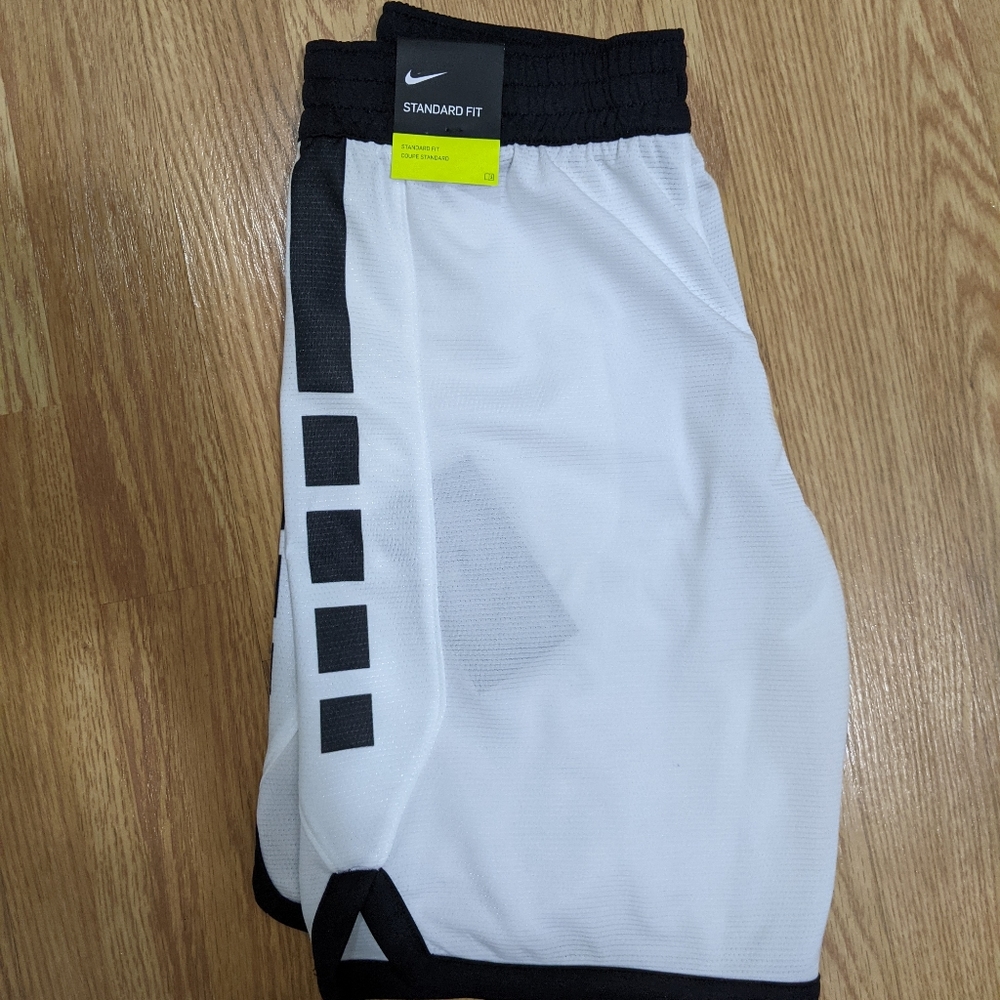 🖤🤍Boys Nike Shorts size Medium 10/12